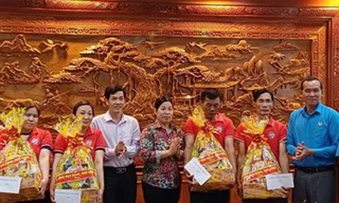 Công nhân ở Cà Mau xúc động khi nhận quà dịp lễ 30-4 và 1-5