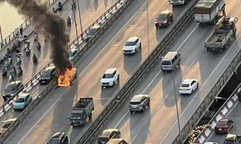 Ô tô cháy ngùn ngụt trên đường Vành đai 3 vào giờ cao điểm ngày đi làm cuối cùng trước nghỉ lễ