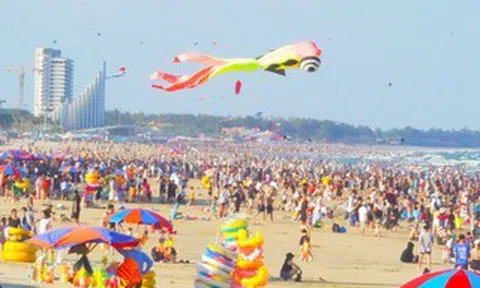 Hơn 70.000 người "phủ kín" bãi biển Vũng Tàu trong ngày 30-4