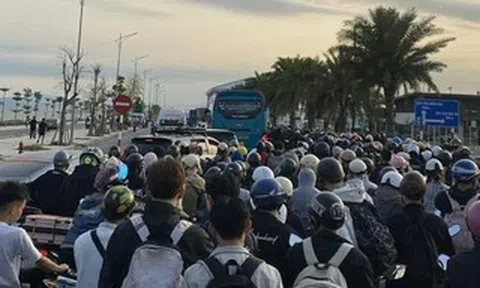 Ô tô, xe máy xếp hàng dài cả cây số chờ qua phà ra Cát Bà