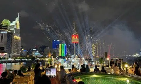 Mới 18 giờ, nhiều khách sạn, du thuyền ở TPHCM đã kín chỗ xem pháo hoa
