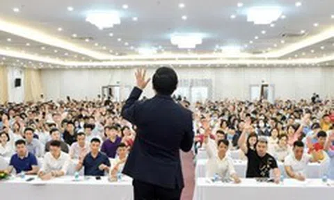 Một công ty "dạy làm giàu" phải dừng bán khóa học, chủ tịch là diễn giả nổi tiếng bất ngờ xin từ chức