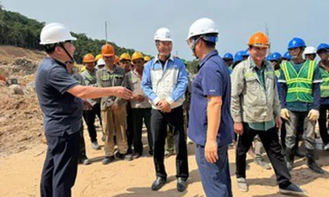 Lãnh đạo ngành điện sát cánh người lao động trên các công trình thi công xuyên lễ 30-4, 1-5