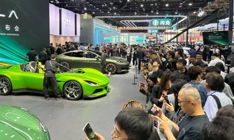 BYD lao dốc 8 tháng liên tục