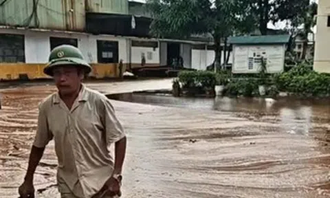 Sét đánh trúng nhà máy đường, gần 2.000 tấn mật mía tràn ra ngoài