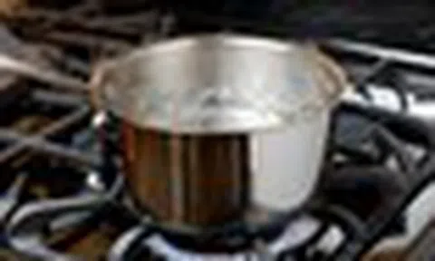 Cùng đun 1 lít nước, bếp gas hay bếp từ đun nhanh hơn? Đáp án khiến nhiều người giật mình