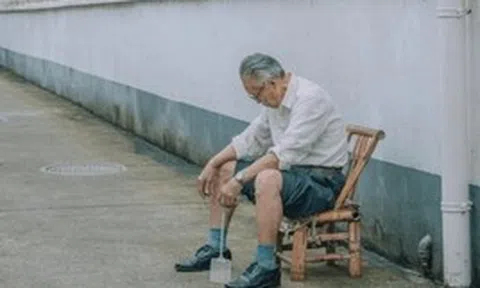 Ở viện dưỡng lão 1 năm, cụ ông 70 tuổi vỡ lẽ: Không phải con cái, đây mới là 2 điểm tựa của người già những năm cuối đời