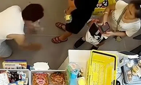 Con trai nói dối để lấy kẹo, người mẹ đôi co rồi ép chủ cửa hàng quỳ lạy xin lỗi: "Mẹ thế này, con hỏng cũng không lạ"