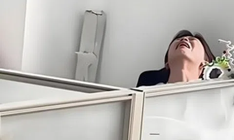 Cô giáo dạy Toán lớp 4 đang chấm bài bỗng bật khóc nức nở, lý do đằng sau khiến hàng triệu phụ huynh nghẹn lời