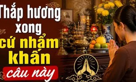Thắp hương xong cứ nhẩm khấn câu này: Bề trên nghe thấu, lòng thành ắt được hồi âm