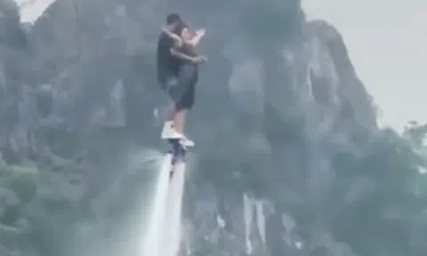 Hé lộ nguyên nhân khiến du khách và vận động viên flyboard chìm xuống hồ khi đang biểu diễn