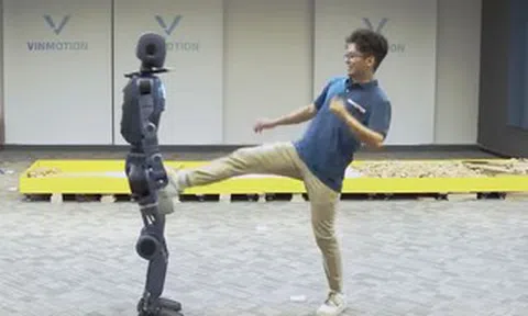 Robot hình người do công ty thuộc Vingroup phát triển gây bất ngờ khi tự đứng dậy, leo dốc