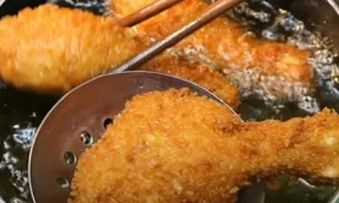 Cậu bé 14 tuổi rơi vào nguy kịch sau khi ăn liền lúc 6 chiếc đùi gà và vài miếng thịt lợn kho