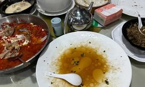 "Trong gia đình này, tôi như người vô hình": Người mẹ mải cho con ăn trước, quay lại mâm cơm, chẳng ai trong nhà phần cho cô miếng nào