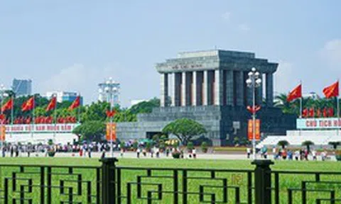 Khách Việt tò mò cảnh người dân vào Lăng Bác tập thể dục, nghe câu trả lời liền rưng rưng tự hào