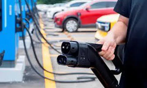 Gần 1.000 cây xăng PVOIL sắp có thêm hàng nghìn tủ đổi pin xe máy điện và trạm sạc ô tô VinFast