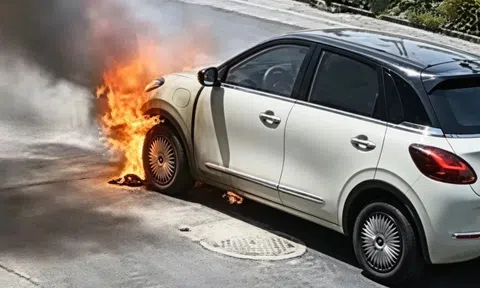 Xe điện Wuling Bingo đang đỗ thì cháy rụi không rõ nguyên nhân