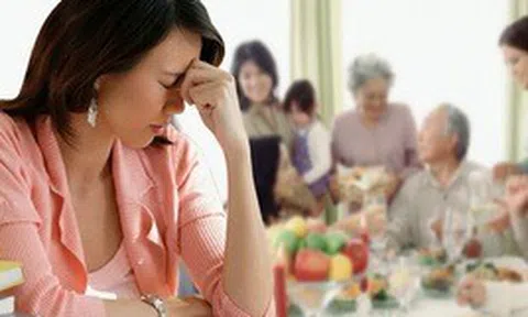 Vừa làm dâu trưởng, bận không về đám giỗ được, tôi bị cả họ nhà chồng "đá" khỏi nhóm chat gia đình