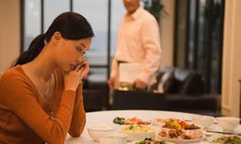 Em chồng từ nước ngoài về cho tiền gia đình, nhìn con số mà tôi nghĩ ngợi, mẹ chồng cũng ái ngại