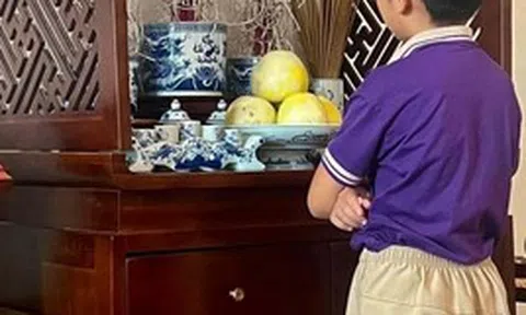 Hình ảnh đang khiến MXH cười nghiêng ngả: Mỗi mùa thi, không chỉ cha mẹ mà cả "các cụ" cũng phải "tăng ca" cổ vũ thế này đây!