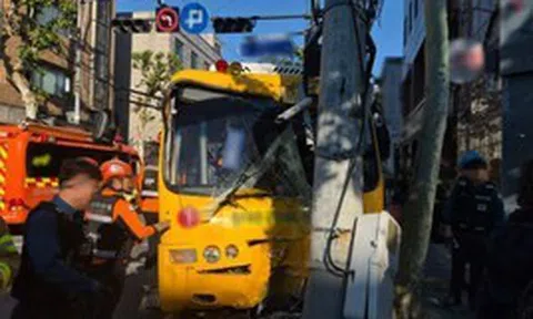 Hàn Quốc: Xe buýt đón chở nhiều trẻ em đâm thẳng cột điện, tài xế dương tính ma tuý