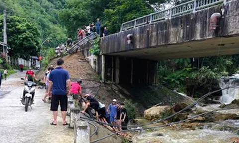 Ô tô chở dầu mất phanh tông vào lan can cầu, tài xế văng xuống suối tử vong