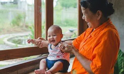 Bà nội bảo "để bà trông", bà ngoại cũng bảo "để bà trông": Con tôi có hai bà tranh nhau nghe có vẻ sướng nhưng không phải vậy