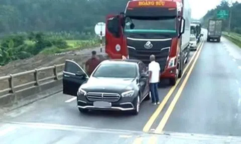 Tài xế dừng xe sang Mercedes chặn ô tô đầu kéo trên cao tốc gây ùn tắc