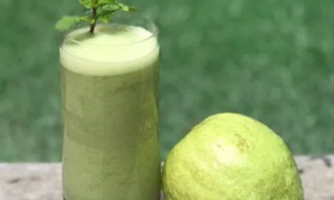 Vì sao bệnh nhân tiểu đường nên ăn hoa quả nguyên miếng thay vì uống nước ép?