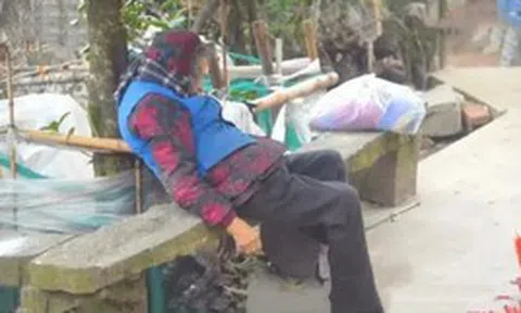 4 đứa con bất hiếu lần lượt đuổi mẹ già ra khỏi nhà, cụ bà chết cô độc giữa trời rét gây phẫn nộ