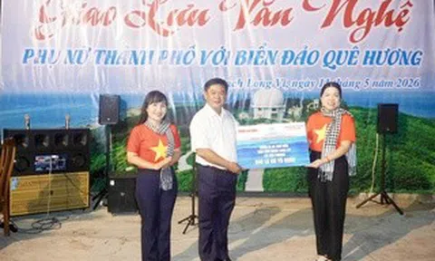 Báo Người Lao Động trao tặng cờ Tổ quốc tại đảo tiền tiêu Bạch Long Vỹ