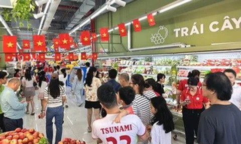 Dòng người đổ về siêu thị, trung tâm thương mại mua sắm