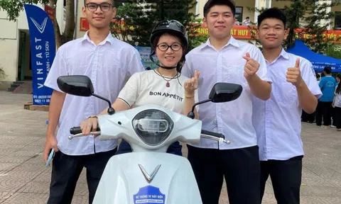 Học sinh Bắc Ninh lái thử xe VinFast tại sự kiện Phủ xanh trường học