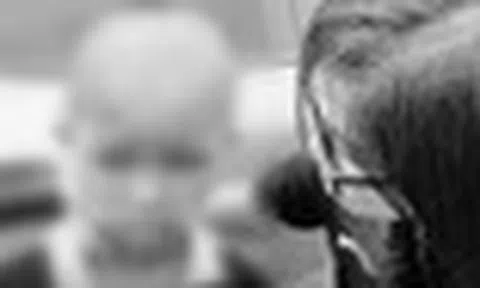 Phát hiện bé gái bị mẹ bạo hành, hàng xóm nhanh chóng can thiệp, nghe lời kể của nạn nhân mà xót xa