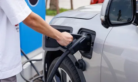 Chuyên gia lý giải những hiểu lầm về sạc xe qua đêm