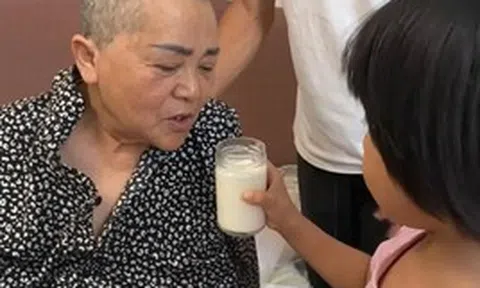 Người mẹ sinh con ở tuổi 67 nay nằm liệt giường, chồng 75 tuổi phải đi làm để nuôi cả gia đình