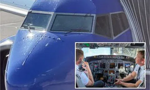 Kính chắn gió buồng lái Boeing 737-700 của hãng hàng không nổi tiếng bất ngờ nứt vỡ khi đang bay ở độ cao 11.000m