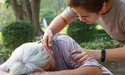 Người phụ nữ đột ngột qua đời sau bữa trưa, bác sĩ cảnh báo: Nhiều người làm 4 việc sau khi ăn mà không biết đang hại mình