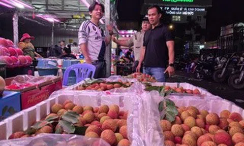 Cận cảnh chợ đầu mối Thủ Đức vào mùa trái cây, ngập sầu riêng, vải, mận