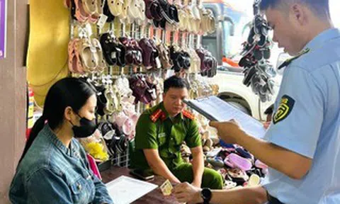 Bán 372 đôi dép Crocs giả thương hiệu, 2 hộ kinh doanh bị xử phạt