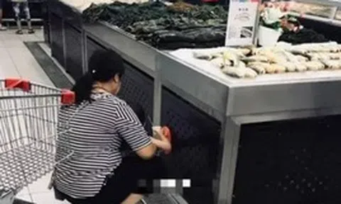 Không thể chấp nhận hành động của người mẹ trong bức ảnh này!