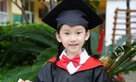 Bài đăng về bức ảnh tốt nghiệp khiến hội cha mẹ Hà Nội bức xúc nhất lúc này: "Khôn lỏi" kiểu này có nên không?