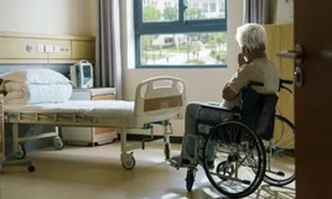 Bố mẹ bán đất chia đều cho 3 anh em, ngày ông bà đổ bệnh chỉ còn mình tôi "đứng mũi chịu sào"