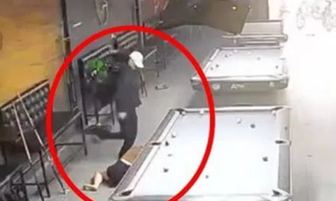 Nam thanh niên xông vào quán bida túm tóc, đạp vào mặt cô gái trẻ