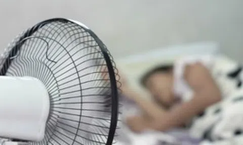 Khi đi ngủ nên bật quạt hướng vào đầu hay hướng vào chân? Đáp án gây bất ngờ