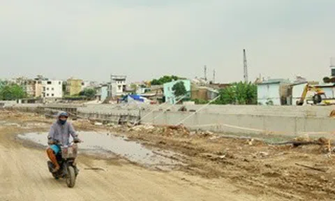 Rạch Xuyên Tâm đoạn qua Trường Đại học Văn Lang dần thành hình