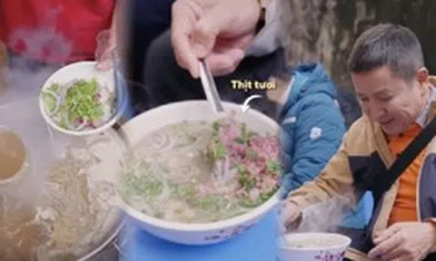 Quán phở “độc đáo” nhất Hà Nội đập thẳng thịt sống vào bát, được NSƯT Chí Trung mê mẩn ăn suốt 3 đời