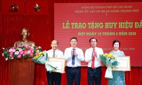 13 đảng viên Đảng bộ các cơ quan Đảng TPHCM nhận Huy hiệu Đảng đợt 19-5