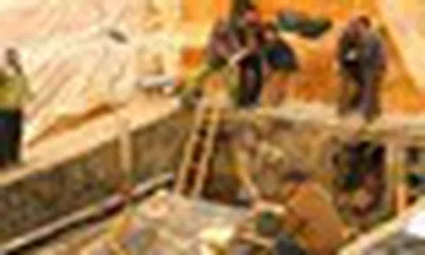 Vừa rút nước khỏi mộ cổ 2.000 năm, nhóm khảo cổ chết lặng trước bóng đen đang bò ra từ bóng tối