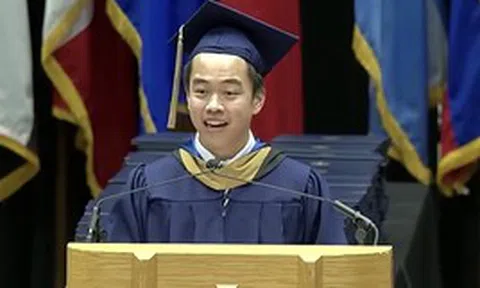Cả khán phòng lặng đi khi Thạc sĩ người Việt hát "Ước mơ của mẹ" trong lễ tốt nghiệp tại Mỹ